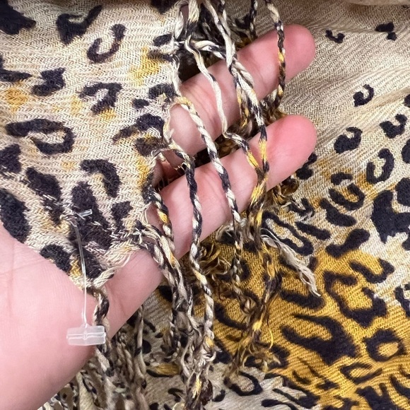 3/$15🎈Animal leopard design print oversized scarf pashmina or shall w/ fringes - Picture 7 of 11